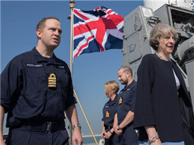 英国首相特雷莎·梅在皇家海军“海洋号”攻击舰上的演讲