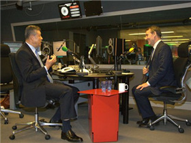 双语：刘晓明就中国经济和全球化等问题接受英国BBC广播四台采访